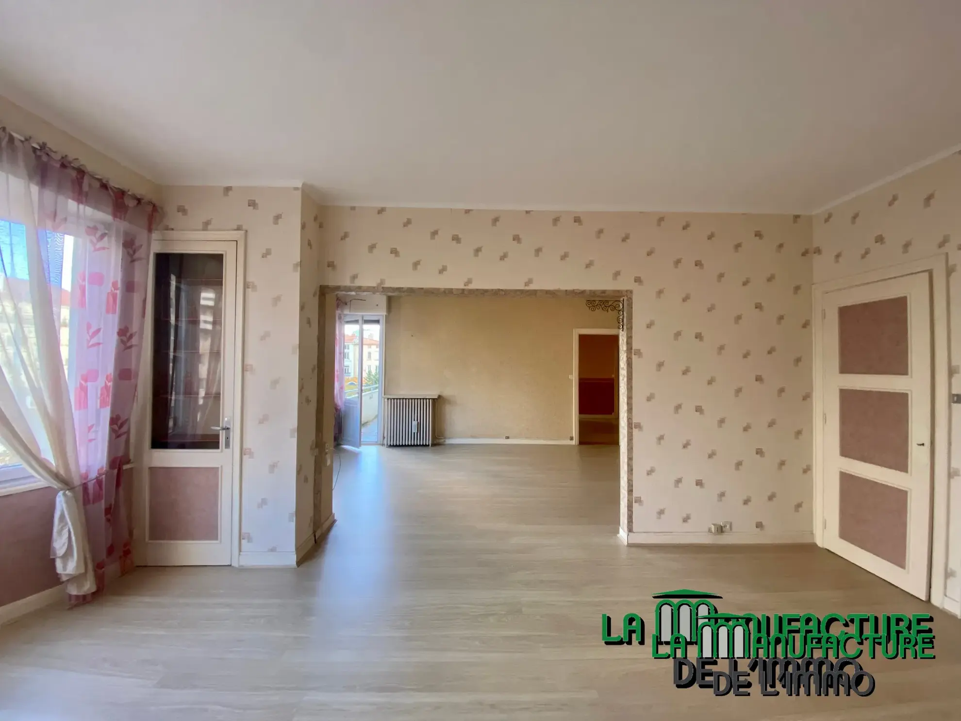 Appartement F6 avec balcon sur la place Fourneyron à Saint-Étienne 