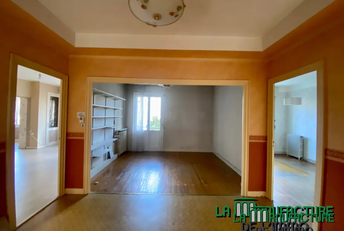 Appartement F6 avec balcon sur la place Fourneyron à Saint-Étienne 