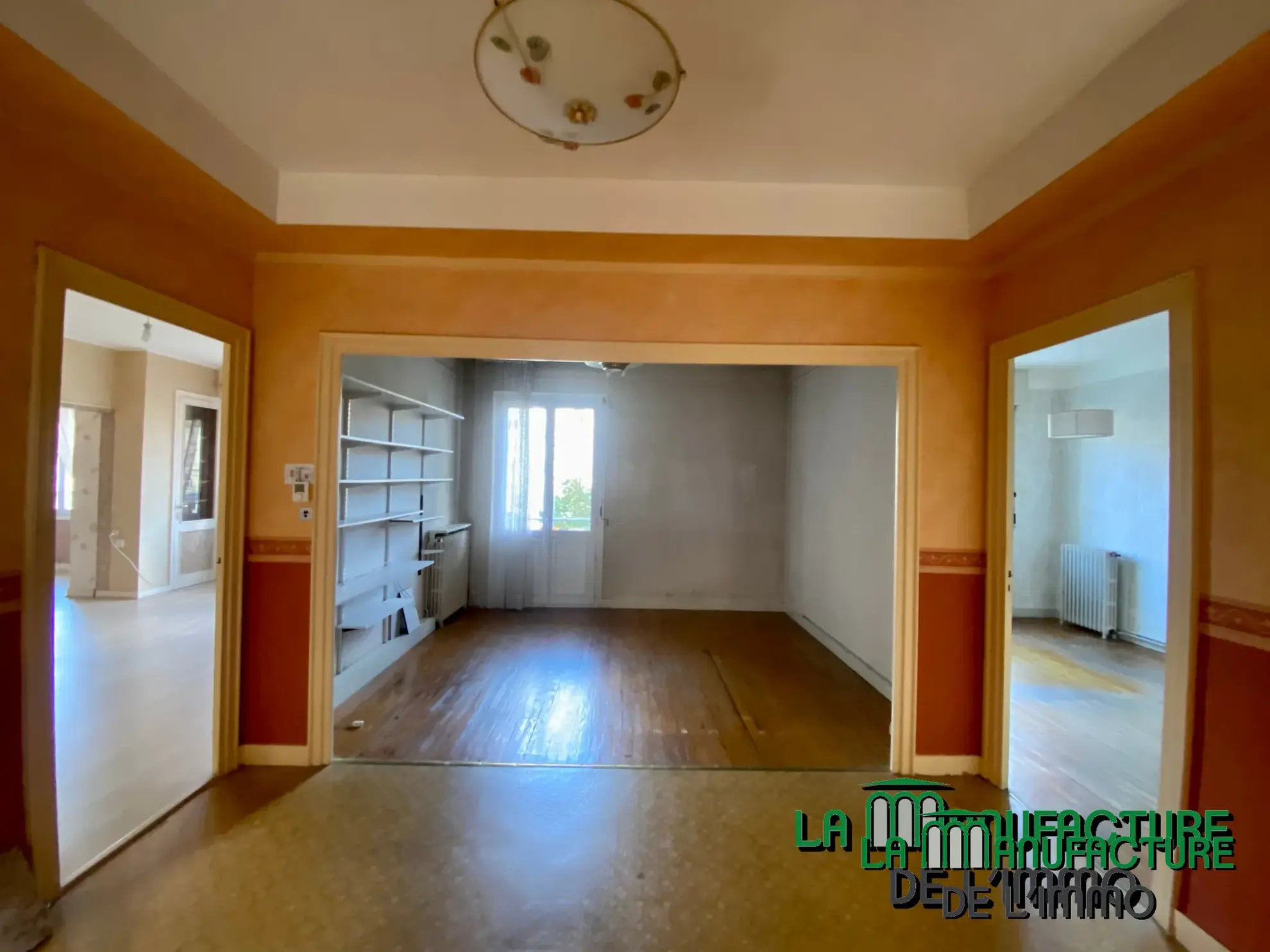 Appartement F6 avec balcon sur la place Fourneyron à Saint-Étienne 