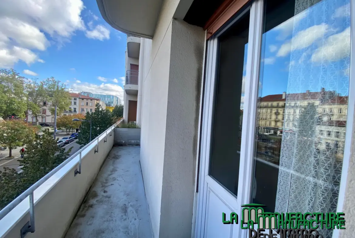 Appartement F6 avec balcon sur la place Fourneyron à Saint-Étienne 
