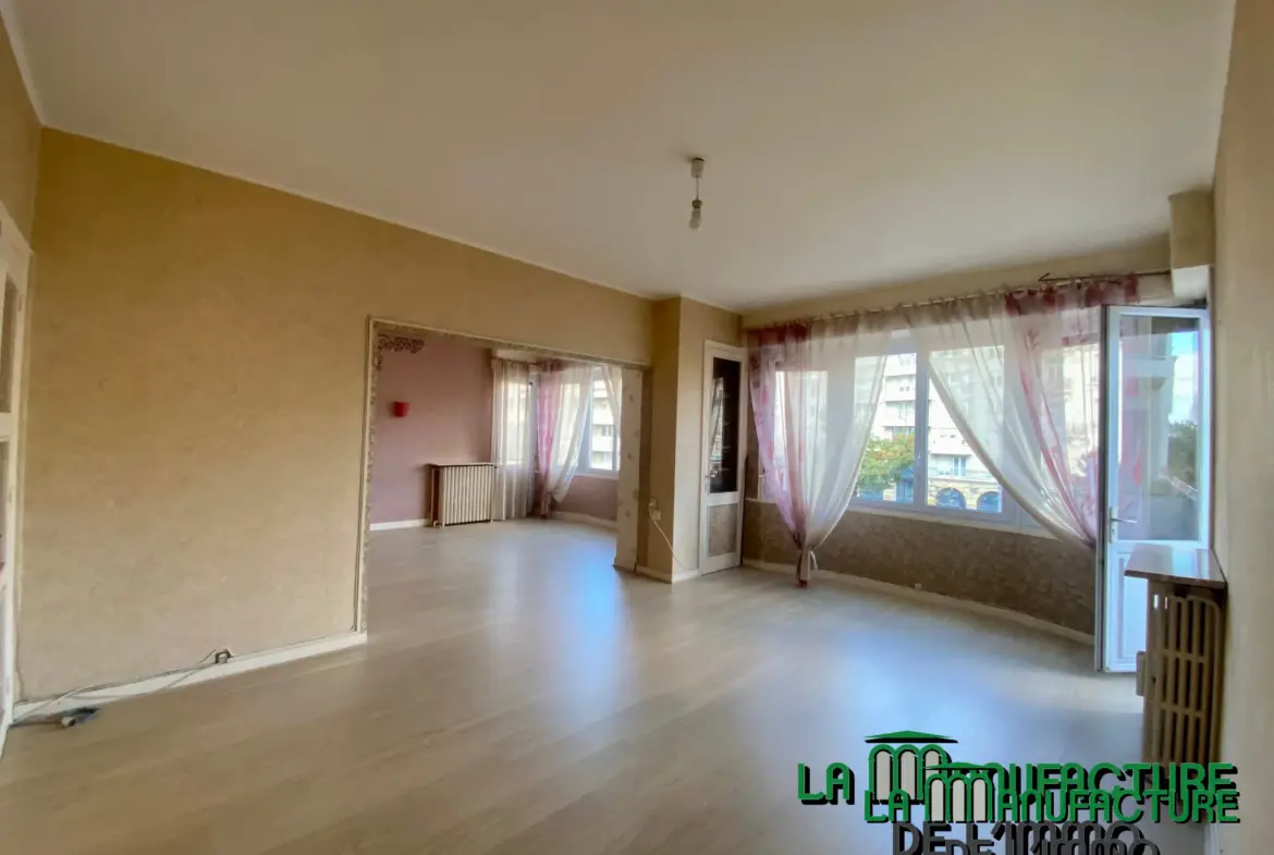 Appartement F6 avec balcon sur la place Fourneyron à Saint-Étienne 