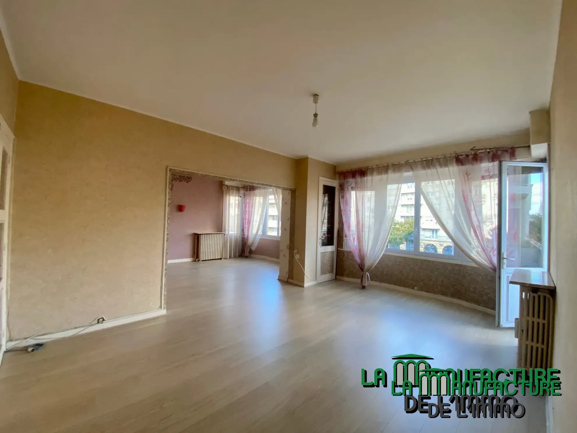 Appartement F6 avec balcon sur la place Fourneyron à Saint-Étienne 