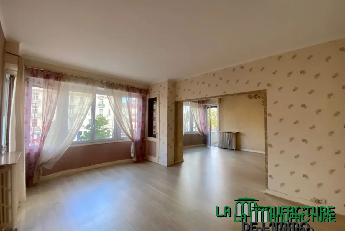 Appartement F6 avec balcon sur la place Fourneyron à Saint-Étienne 