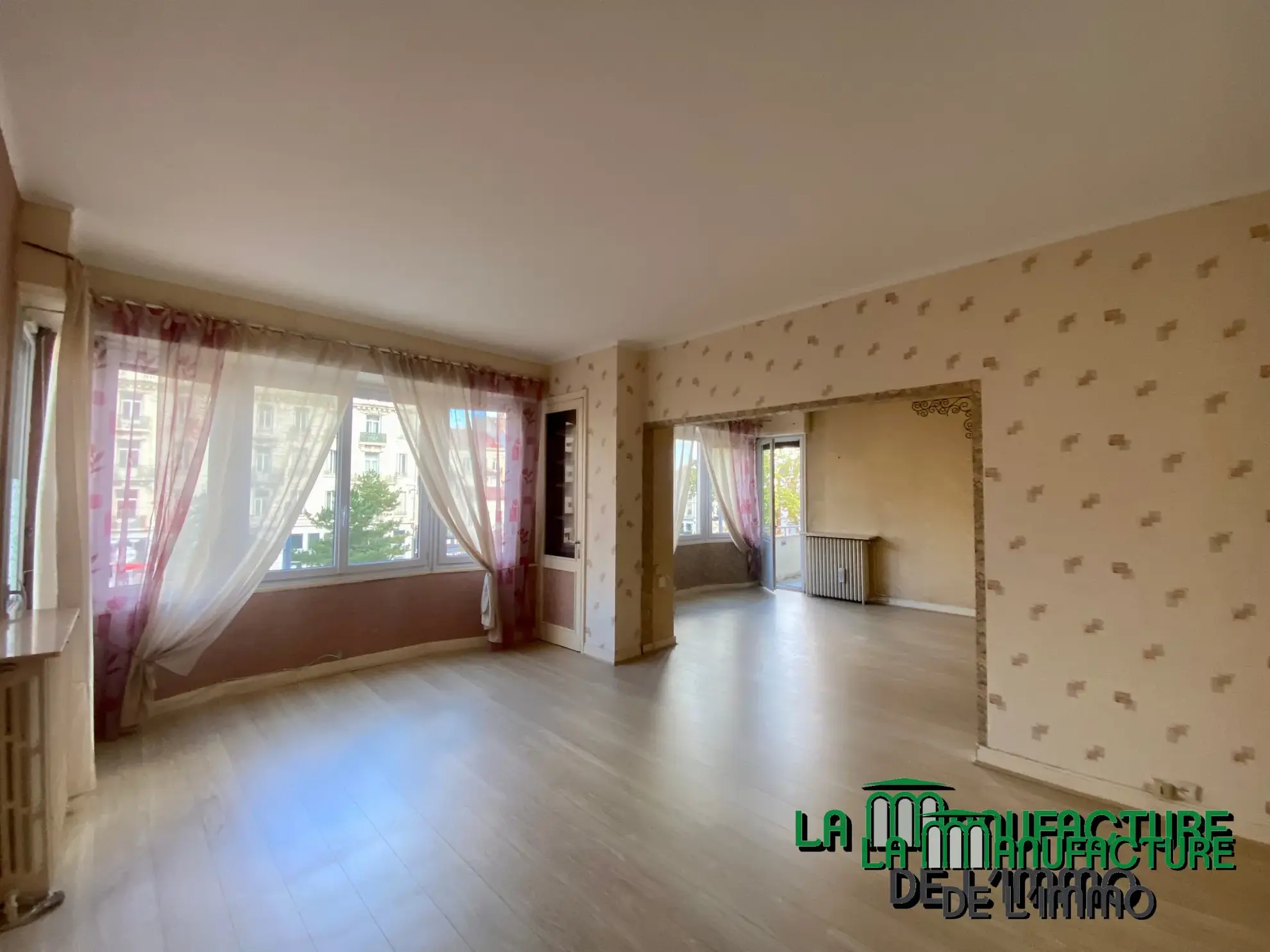 Appartement F6 avec balcon sur la place Fourneyron à Saint-Étienne 