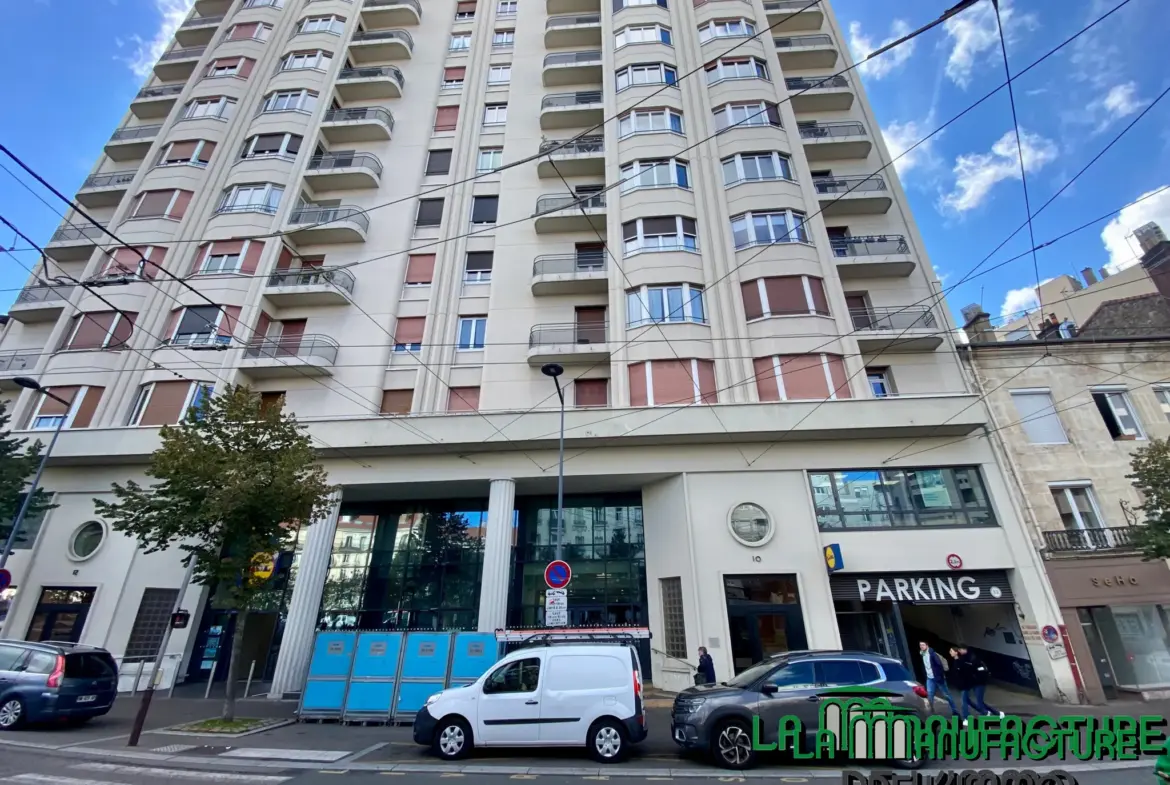 Appartement F6 avec balcon sur la place Fourneyron à Saint-Étienne 