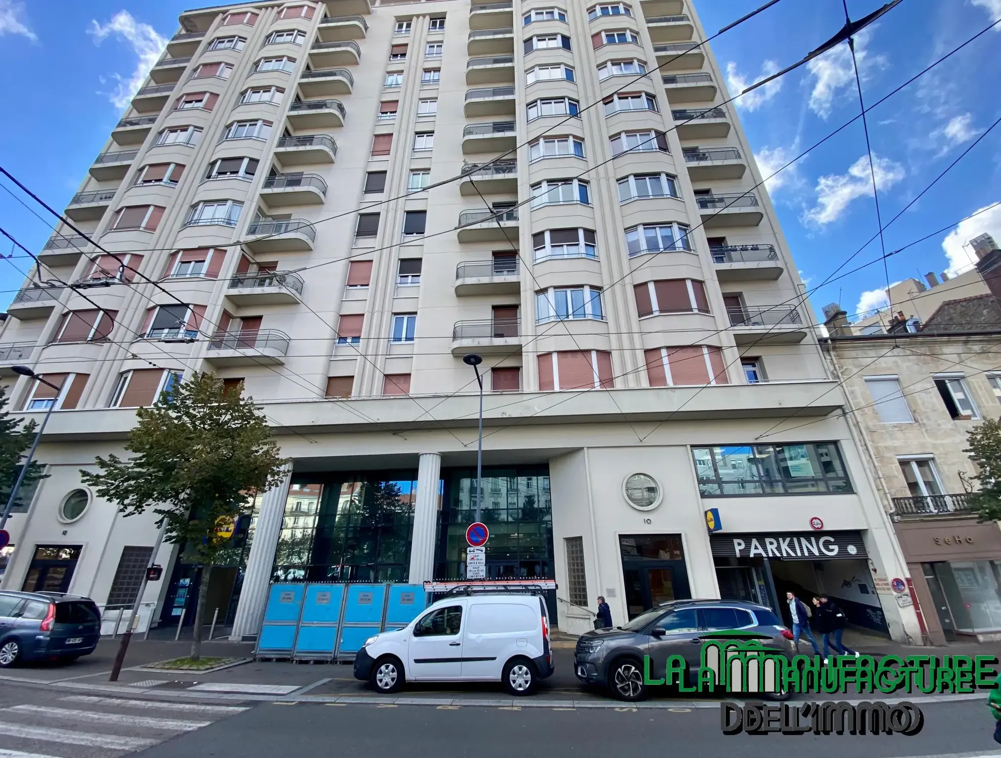 Appartement F6 avec balcon sur la place Fourneyron à Saint-Étienne 