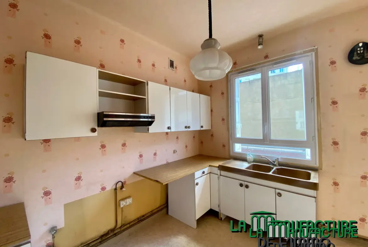 Appartement F6 avec balcon sur la place Fourneyron à Saint-Étienne 
