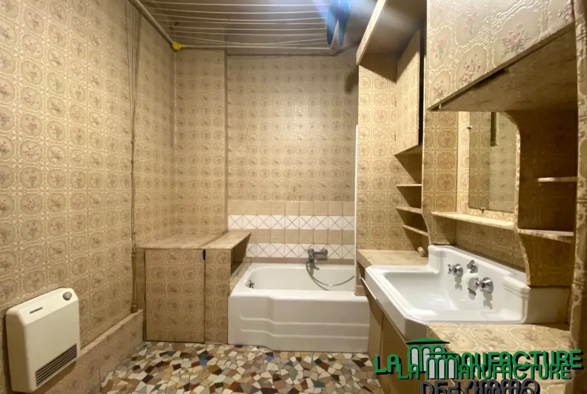Appartement F6 avec balcon sur la place Fourneyron à Saint-Étienne 