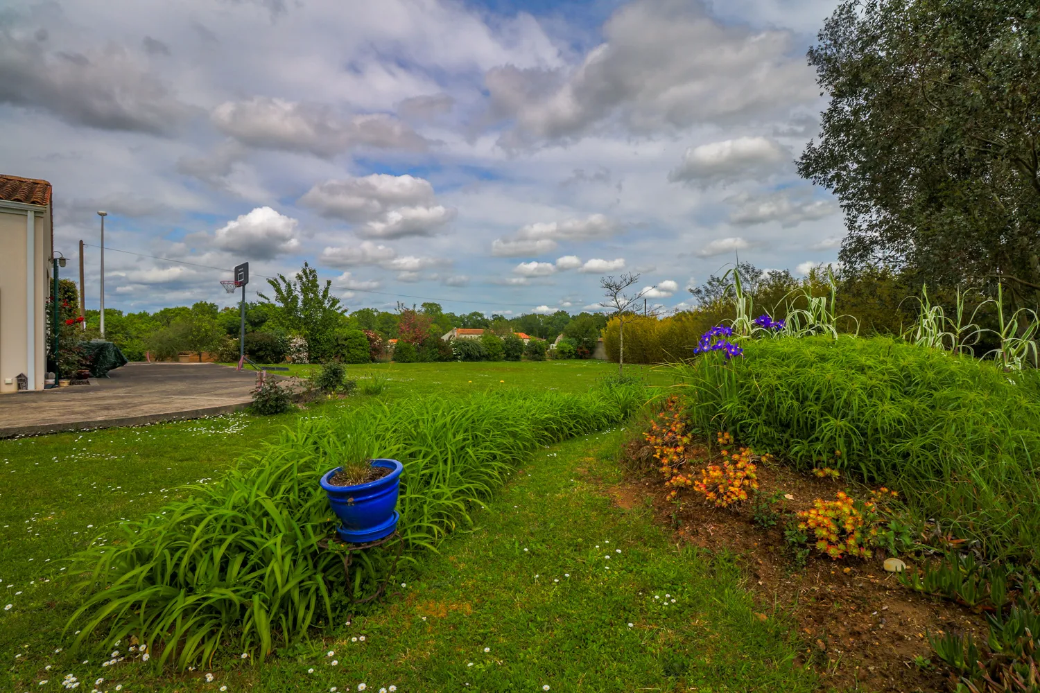 Charmante maison à vendre à Champdolent avec 4 chambres et jardin 