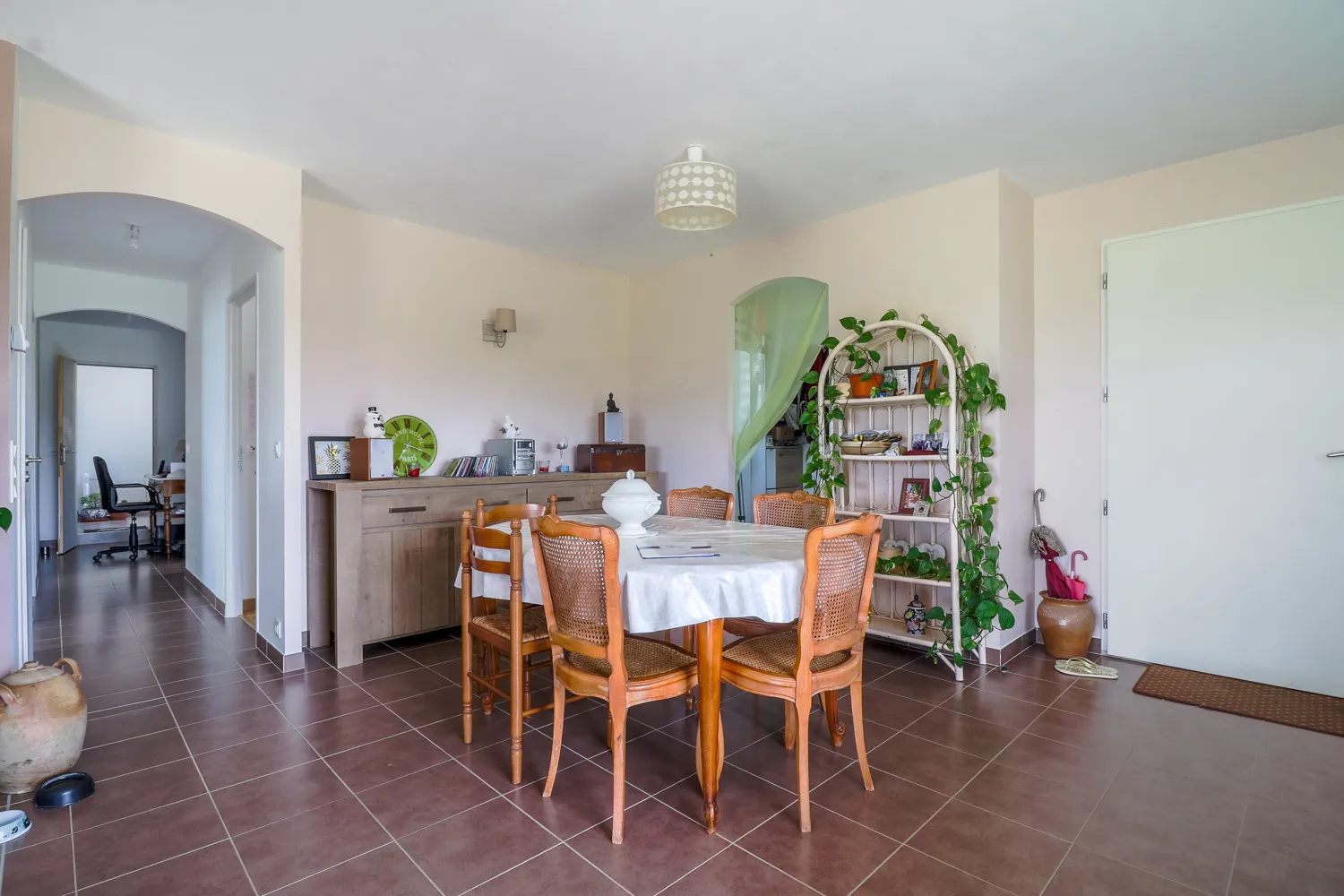 Charmante maison à vendre à Champdolent avec 4 chambres et jardin 