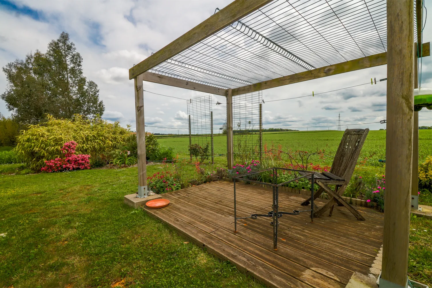 Charmante maison à vendre à Champdolent avec 4 chambres et jardin 
