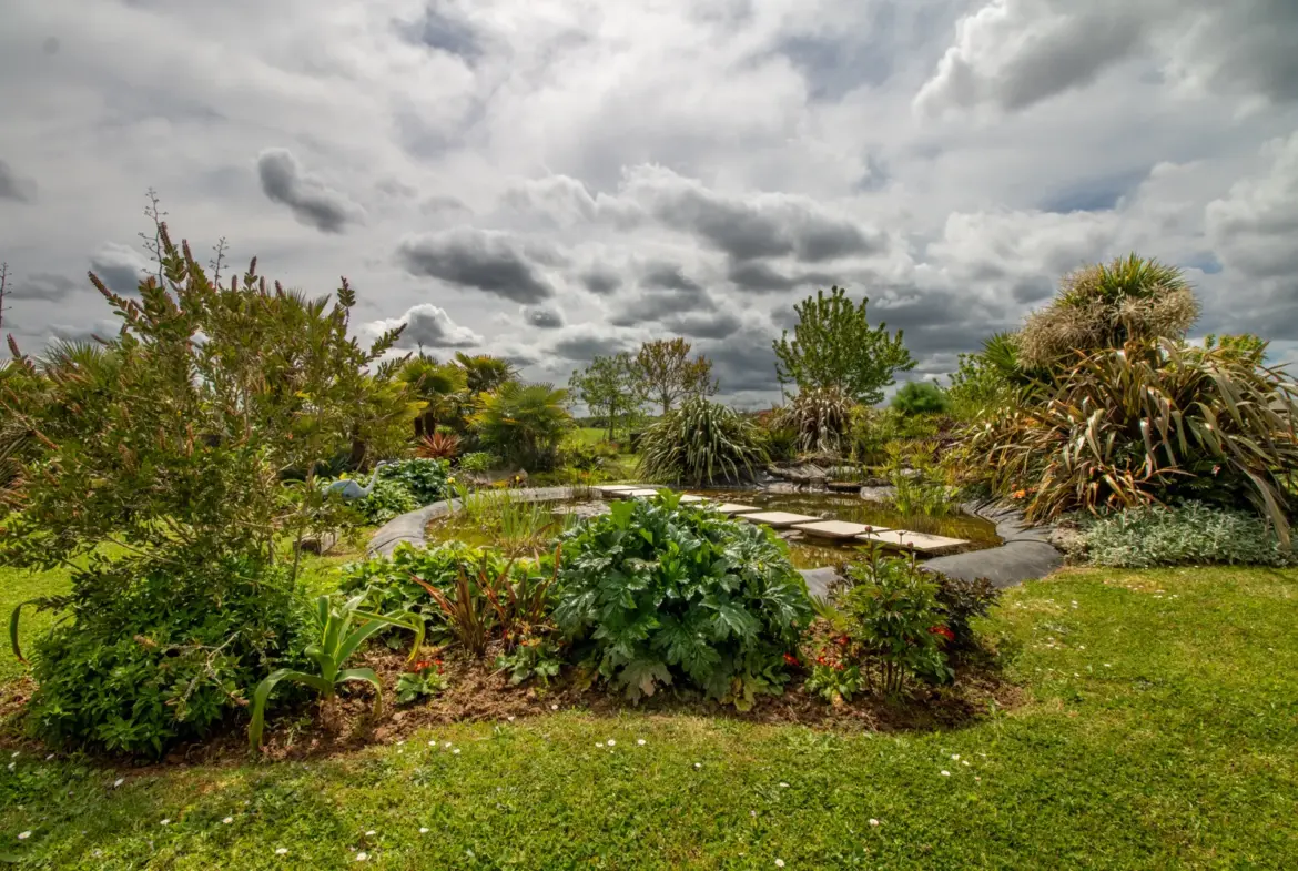 Charmante maison à vendre à Champdolent avec 4 chambres et jardin 