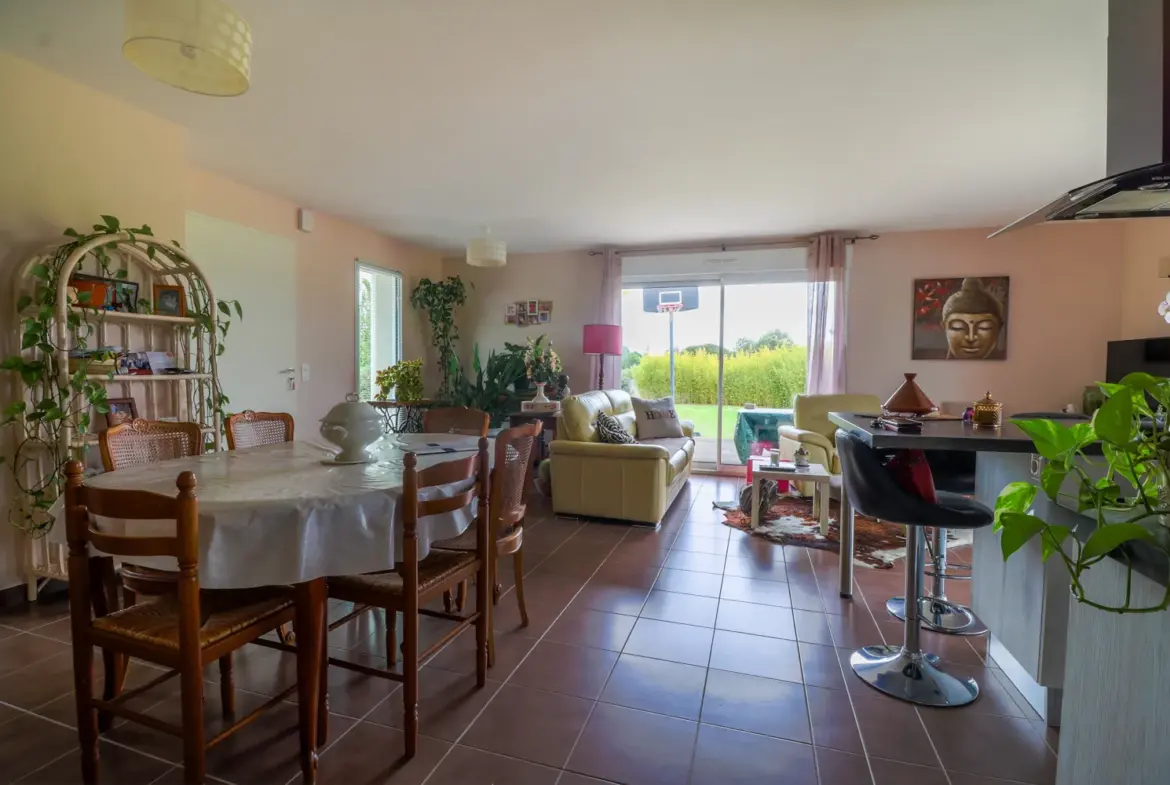 Charmante maison à vendre à Champdolent avec 4 chambres et jardin 