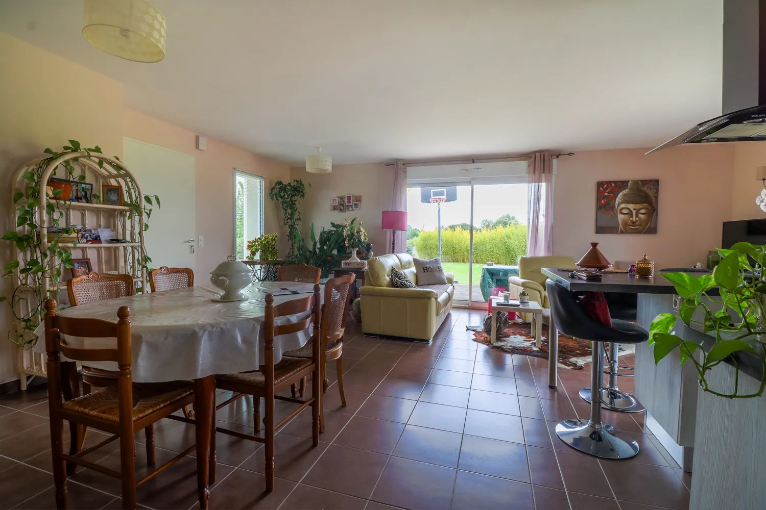 Charmante maison à vendre à Champdolent avec 4 chambres et jardin 