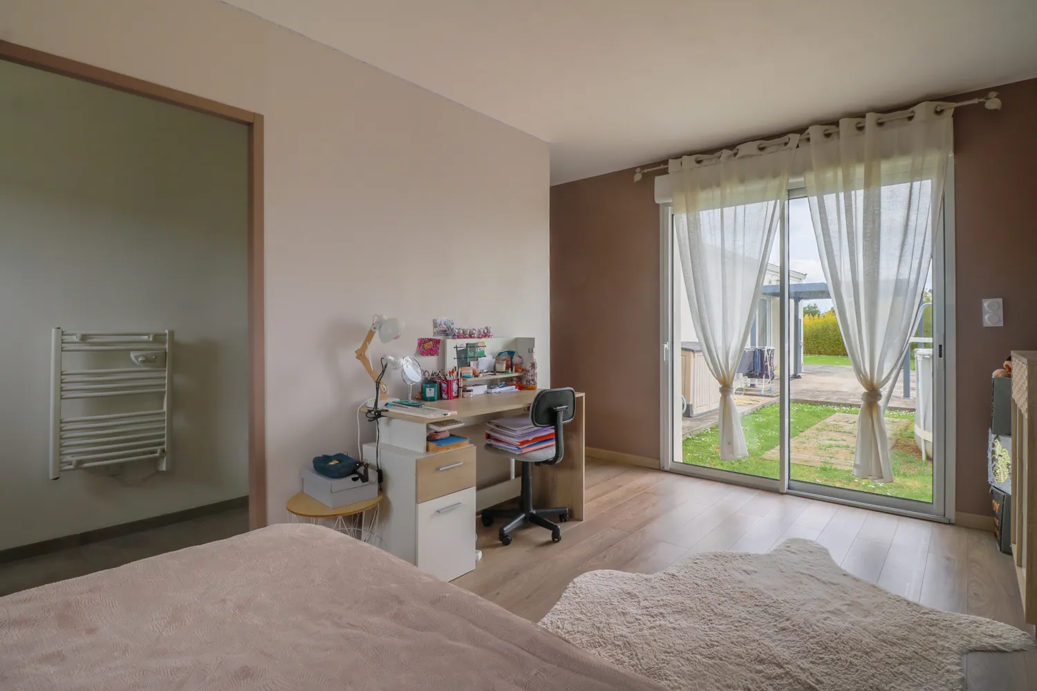 Charmante maison à vendre à Champdolent avec 4 chambres et jardin 