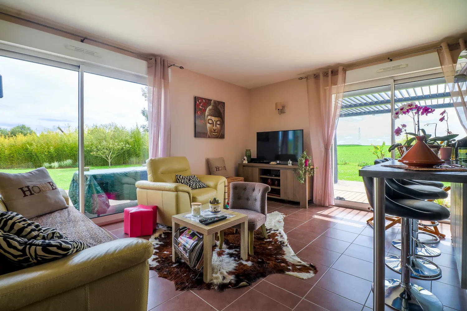 Charmante maison à vendre à Champdolent avec 4 chambres et jardin 