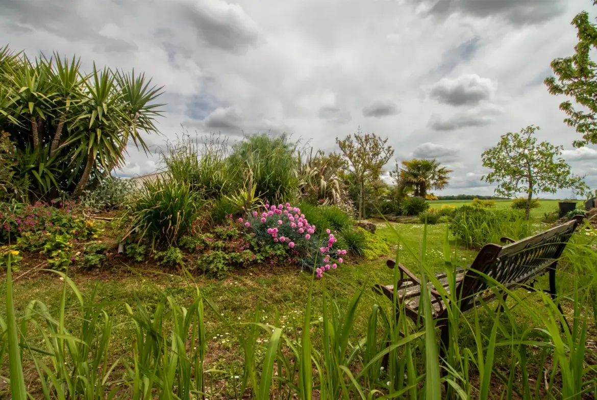 Charmante maison à vendre à Champdolent avec 4 chambres et jardin 