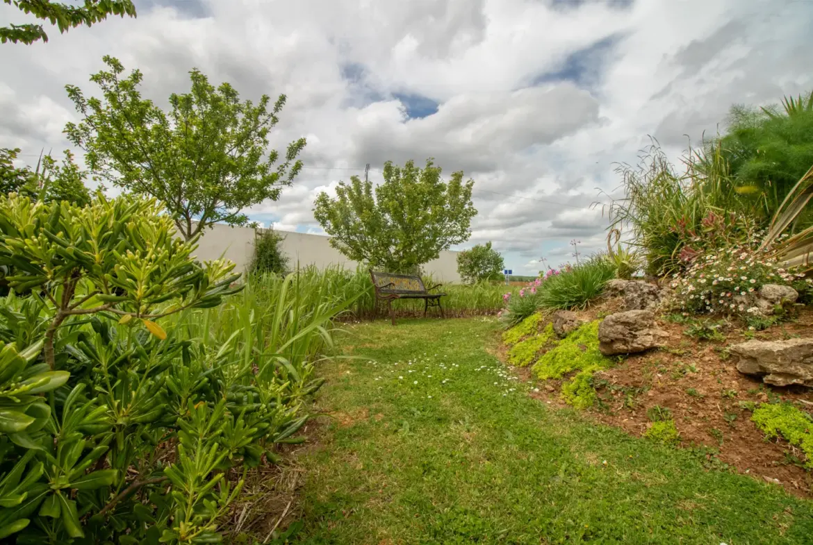 Charmante maison à vendre à Champdolent avec 4 chambres et jardin 