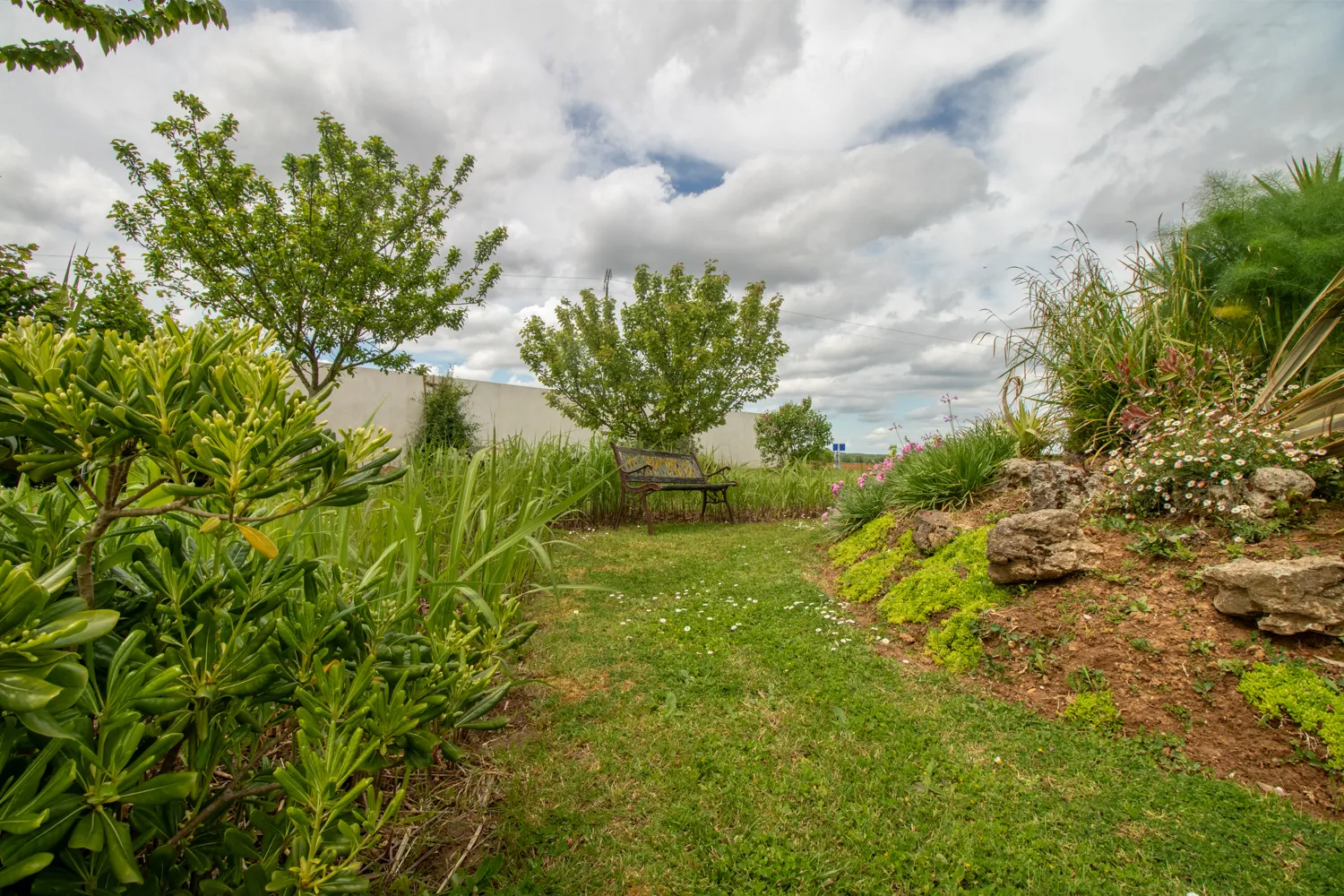 Charmante maison à vendre à Champdolent avec 4 chambres et jardin 