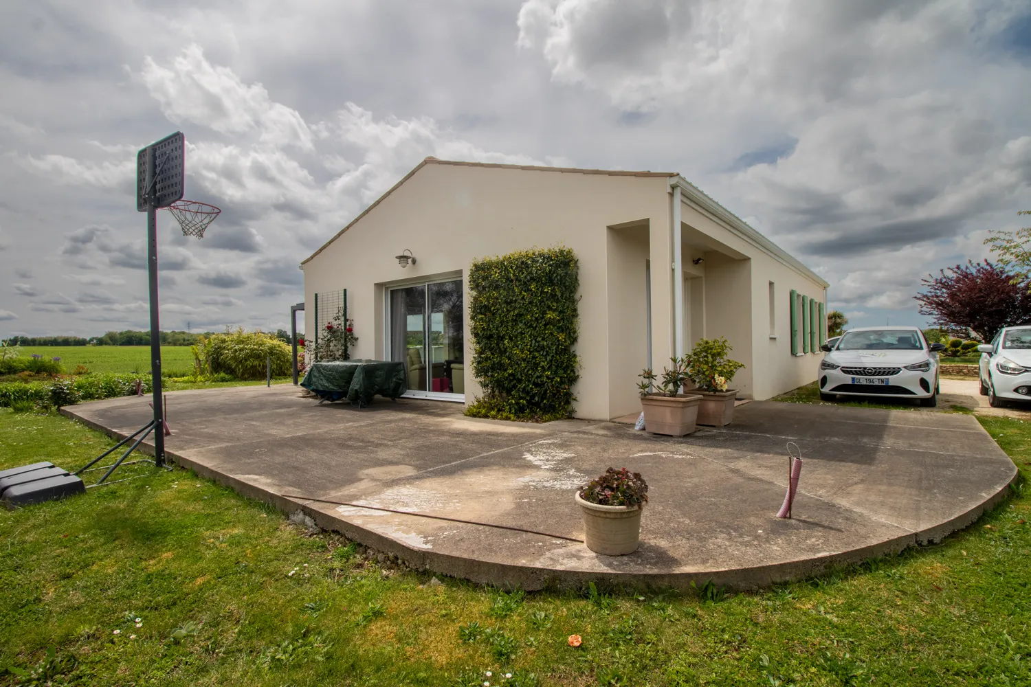 Charmante maison à vendre à Champdolent avec 4 chambres et jardin 