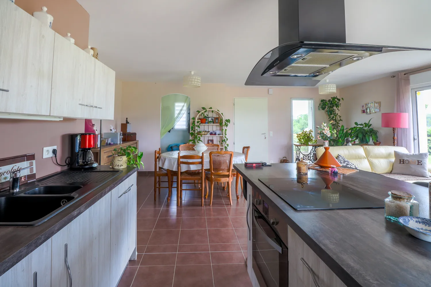 Charmante maison à vendre à Champdolent avec 4 chambres et jardin 