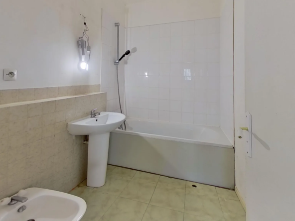 Caen, résidence Jean Racine, appartement 3 pièces avec parking et cave 