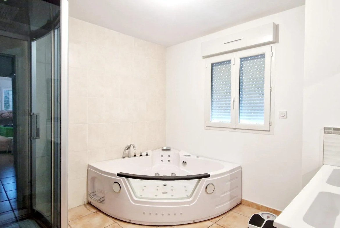 Villa rénovée de 117,25 m² à vendre à Bollène 