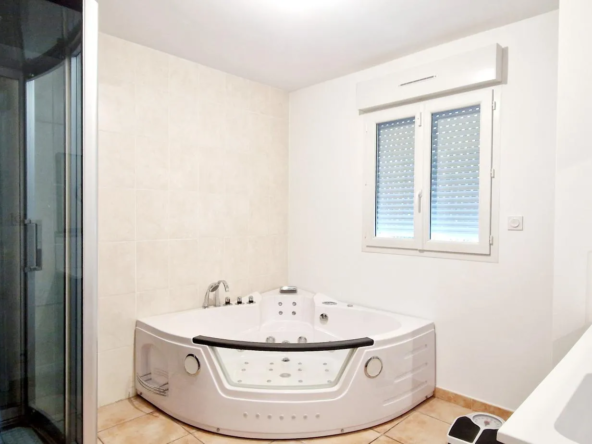 Villa rénovée de 117,25 m² à vendre à Bollène 