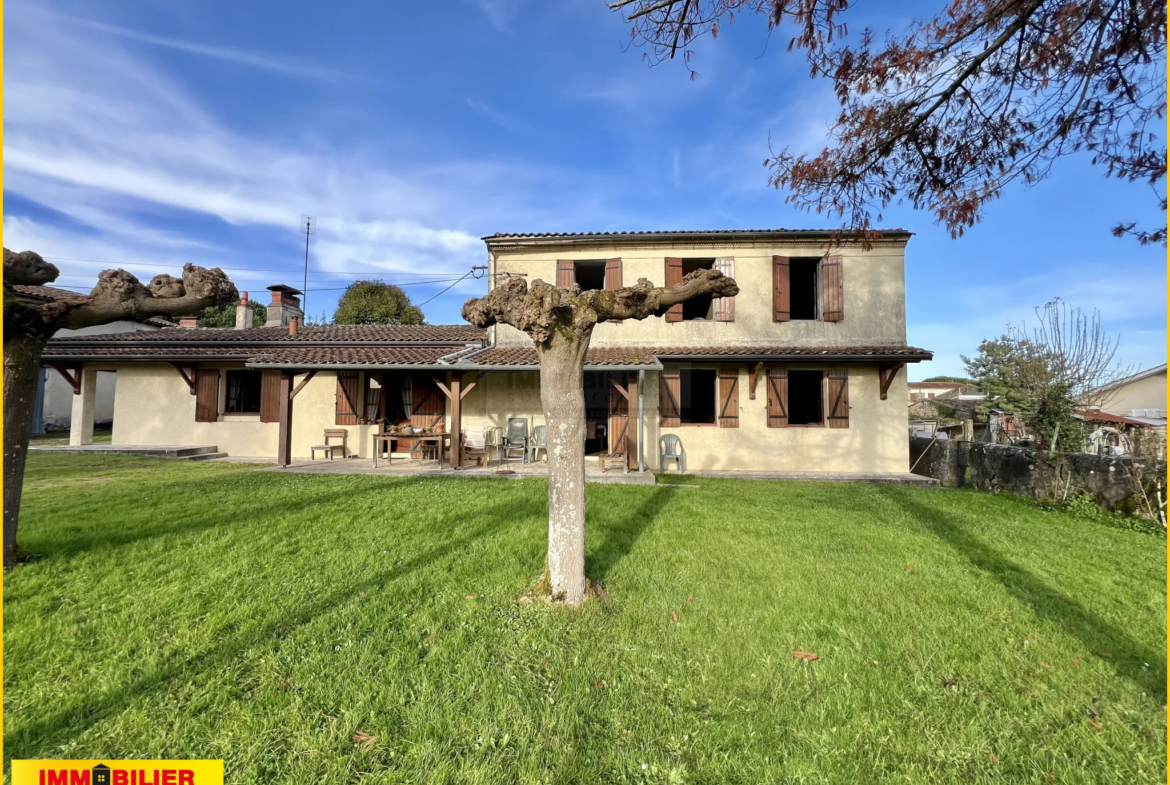 Maison en Pierre avec Vue sur les Vignes à Illats 
