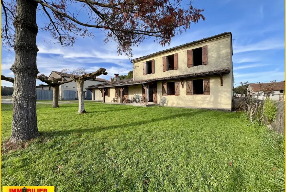Maison en Pierre avec Vue sur les Vignes à Illats 