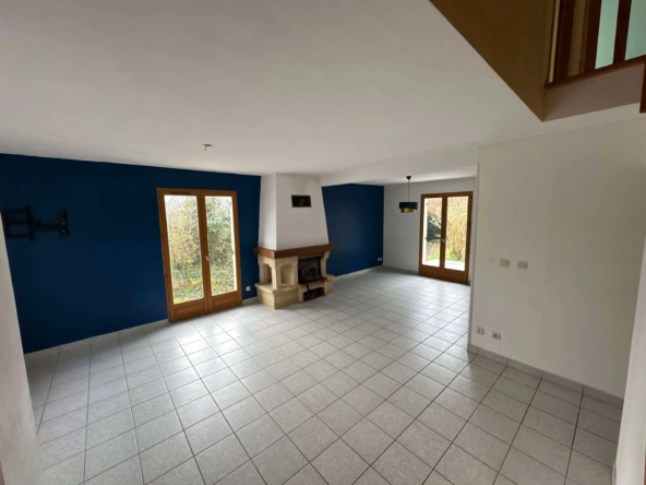 À vendre : Maison de 1996 à Saint-Barthélemy avec espace extérieur 