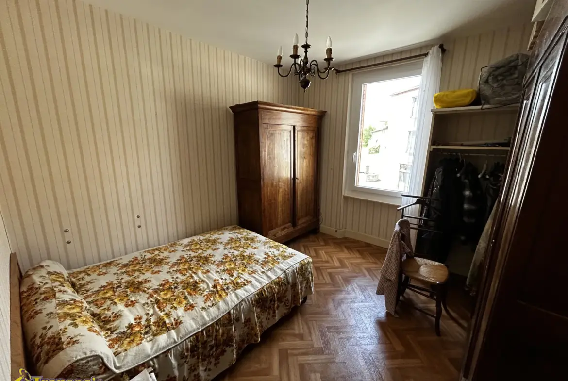 Maison de Village 96 m² à Lachaux avec Cour et Grange 