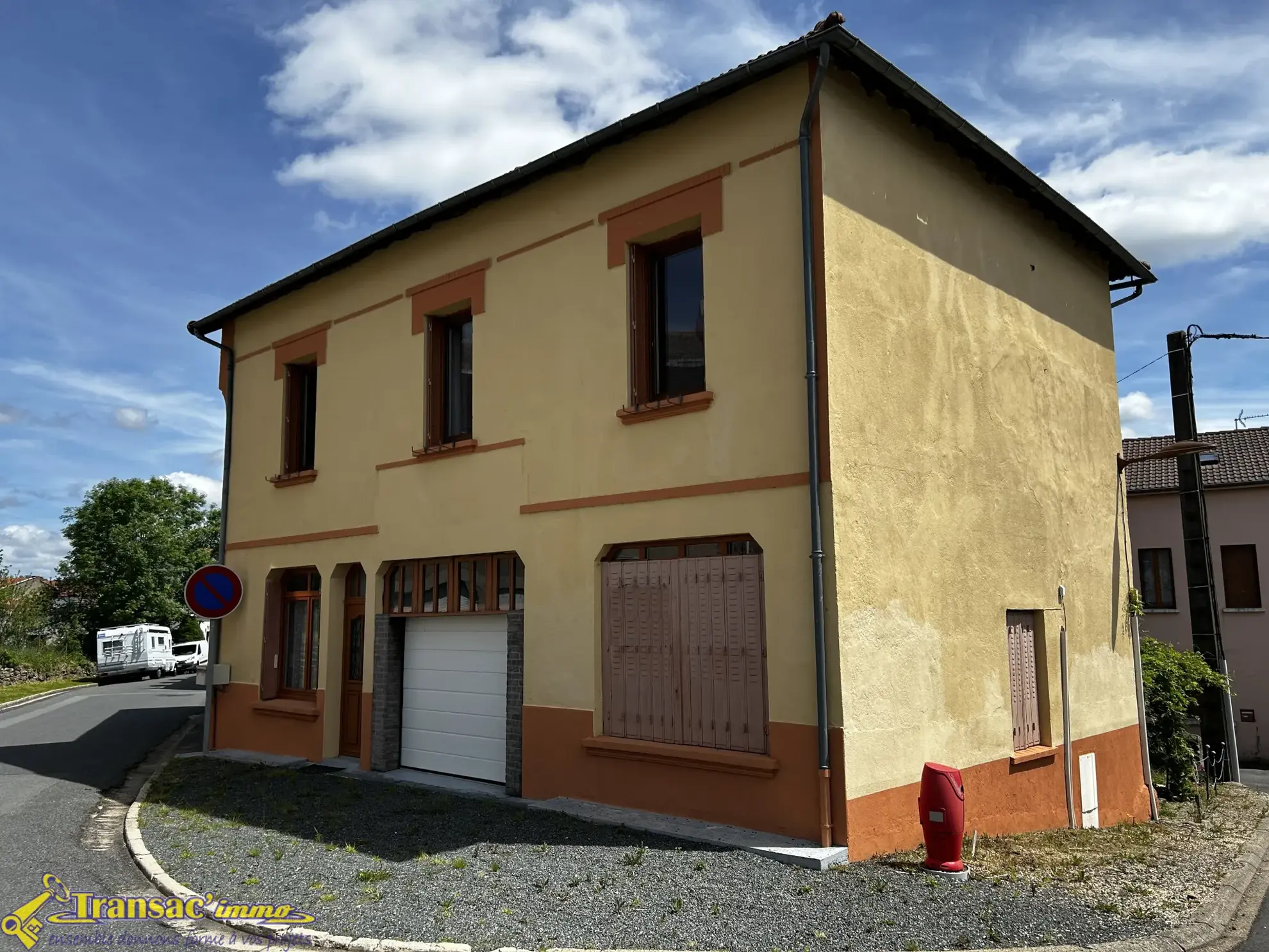 Maison de Village 96 m² à Lachaux avec Cour et Grange 