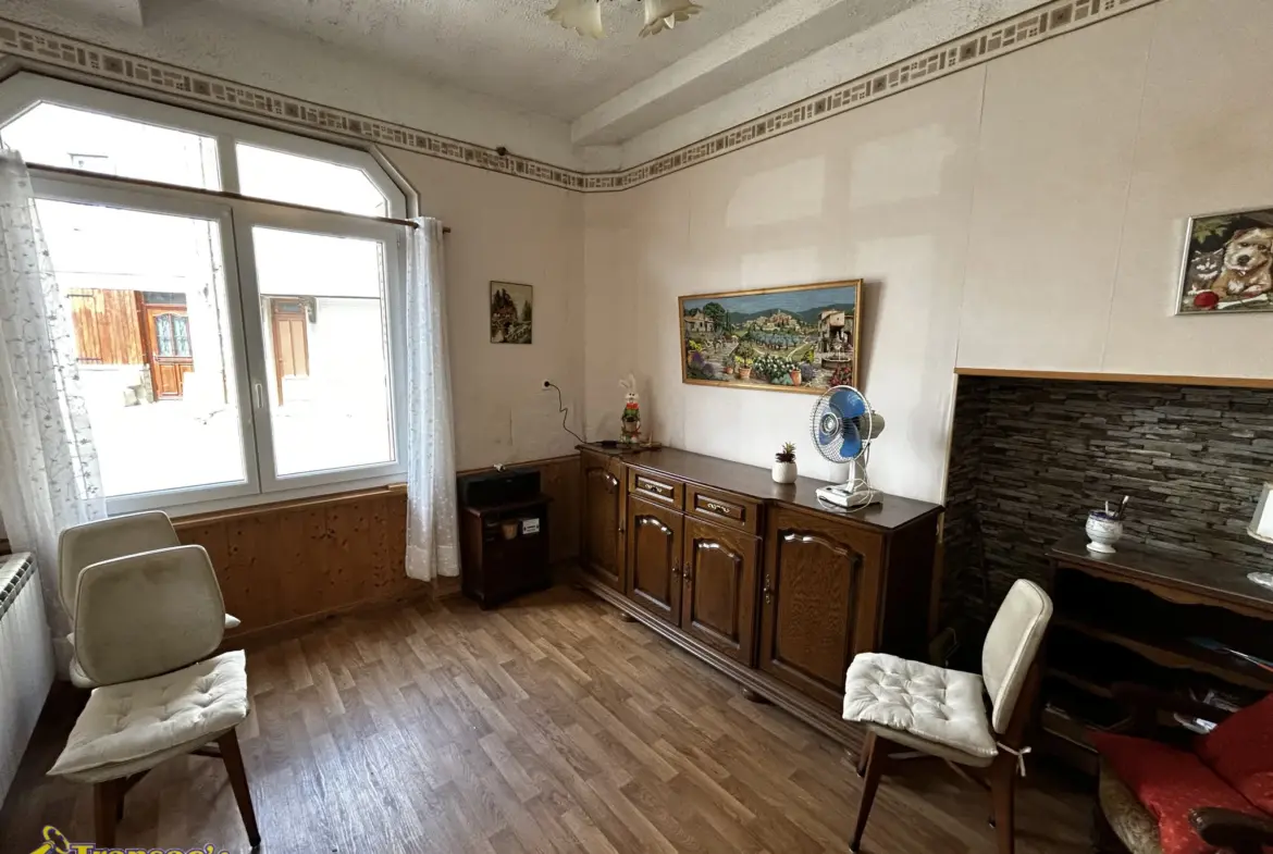 Maison de Village 96 m² à Lachaux avec Cour et Grange 