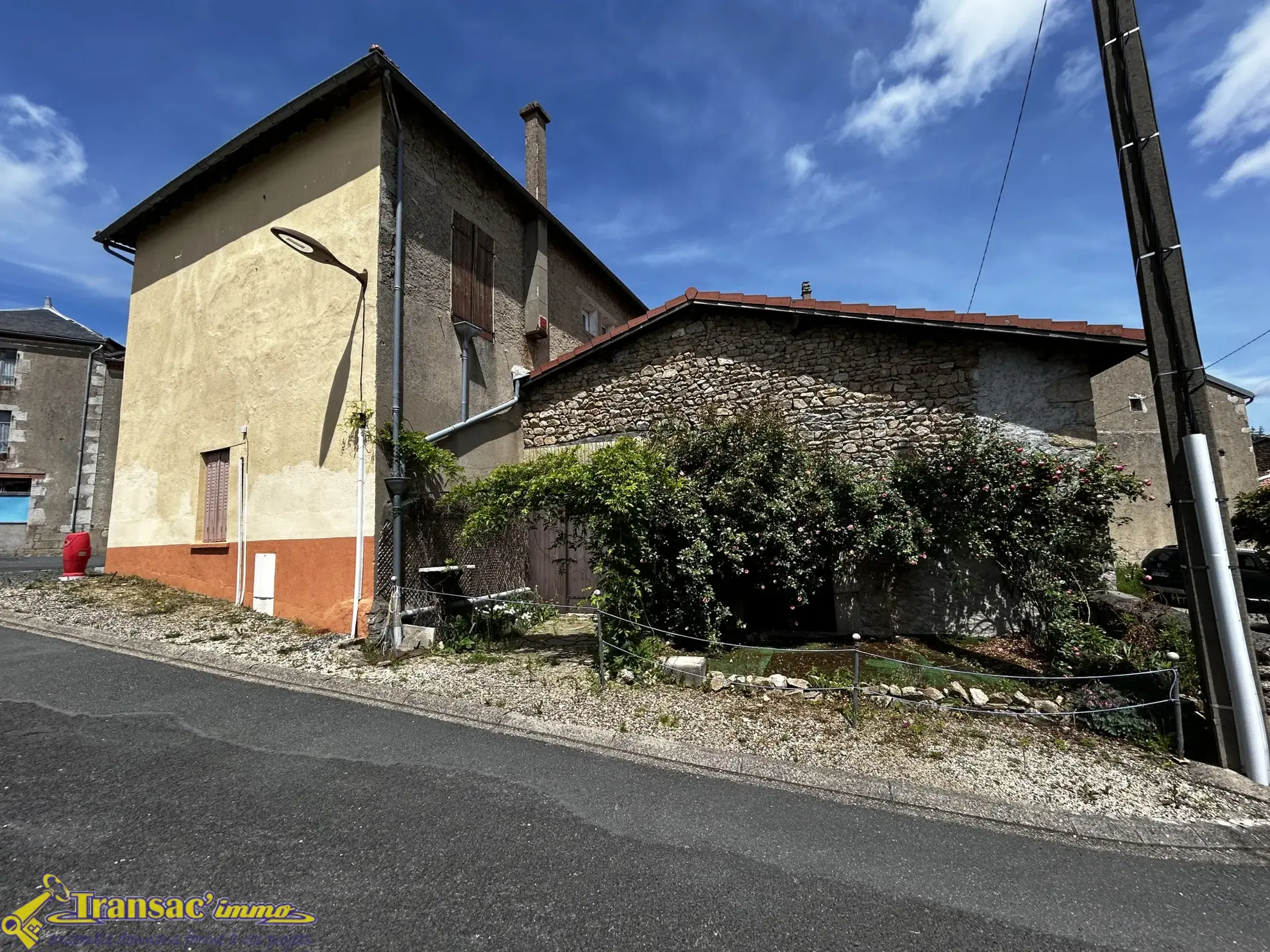 Maison de Village 96 m² à Lachaux avec Cour et Grange 