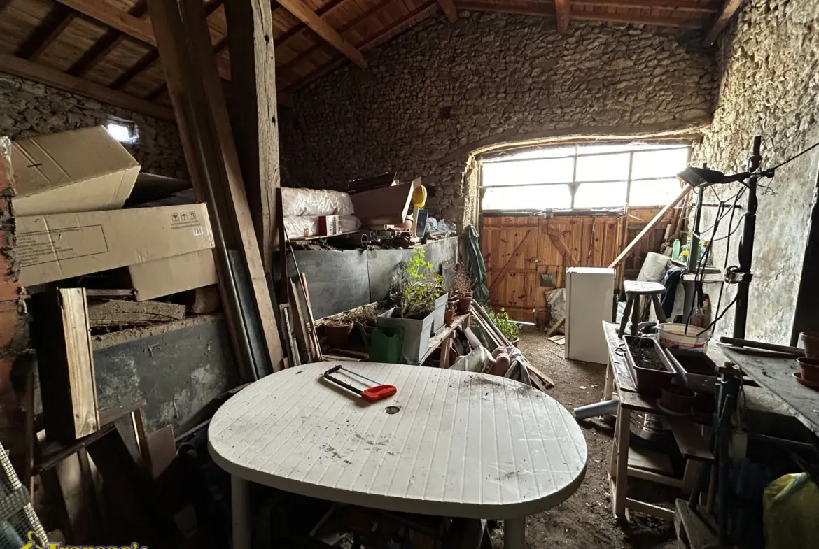 Maison de Village 96 m² à Lachaux avec Cour et Grange 