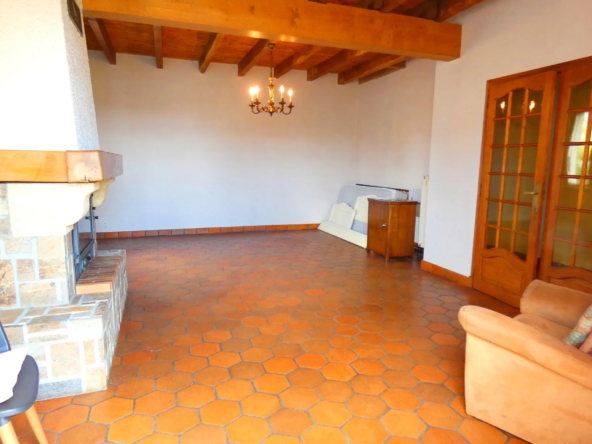 Maison en pierre à vendre à Jussac, 3 chambres, 900 m² de terrain 