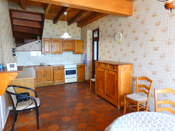 Maison en pierre à vendre à Jussac, 3 chambres, 900 m² de terrain 