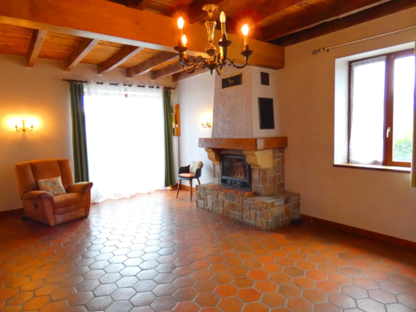 Maison en pierre à vendre à Jussac, 3 chambres, 900 m² de terrain 