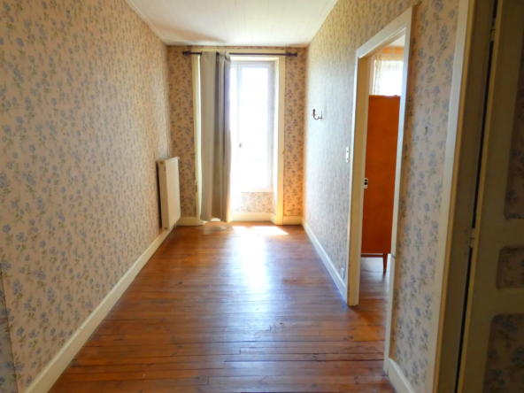Maison en pierre à vendre à Jussac, 3 chambres, 900 m² de terrain 