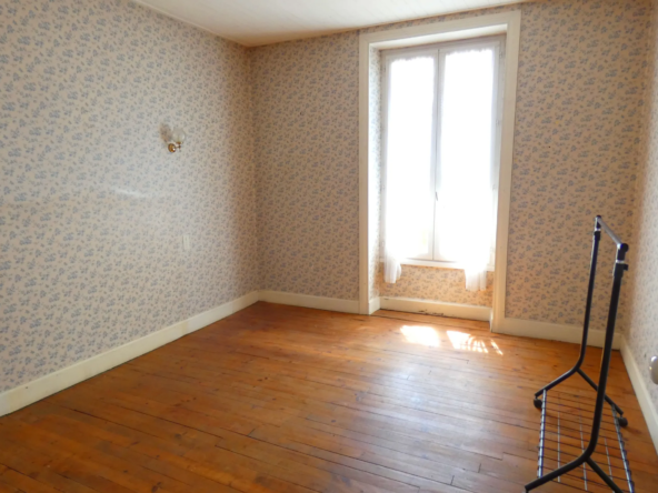 Maison en pierre à vendre à Jussac, 3 chambres, 900 m² de terrain 