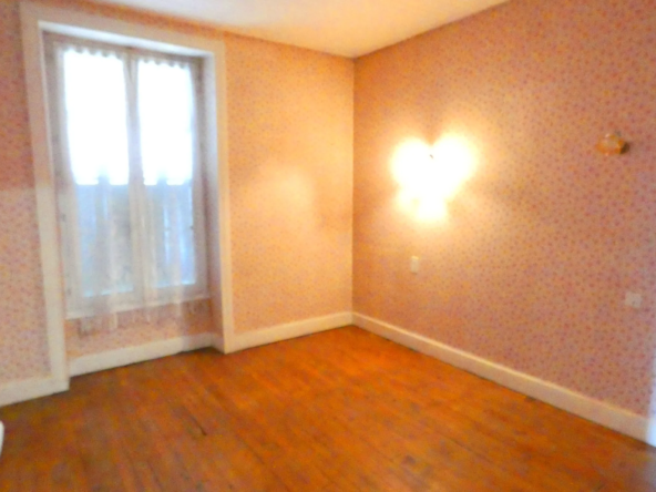 Maison en pierre à vendre à Jussac, 3 chambres, 900 m² de terrain 