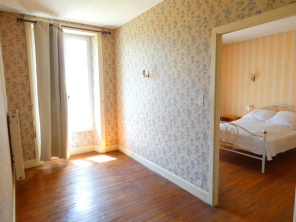 Maison en pierre à vendre à Jussac, 3 chambres, 900 m² de terrain 
