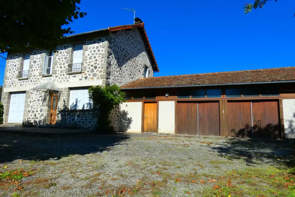 Maison en pierre à vendre à Jussac, 3 chambres, 900 m² de terrain