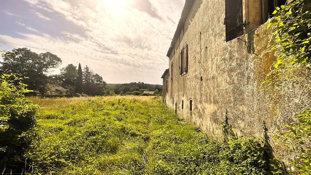 Mas de campagne à rénover à St Marcel de Careiret 