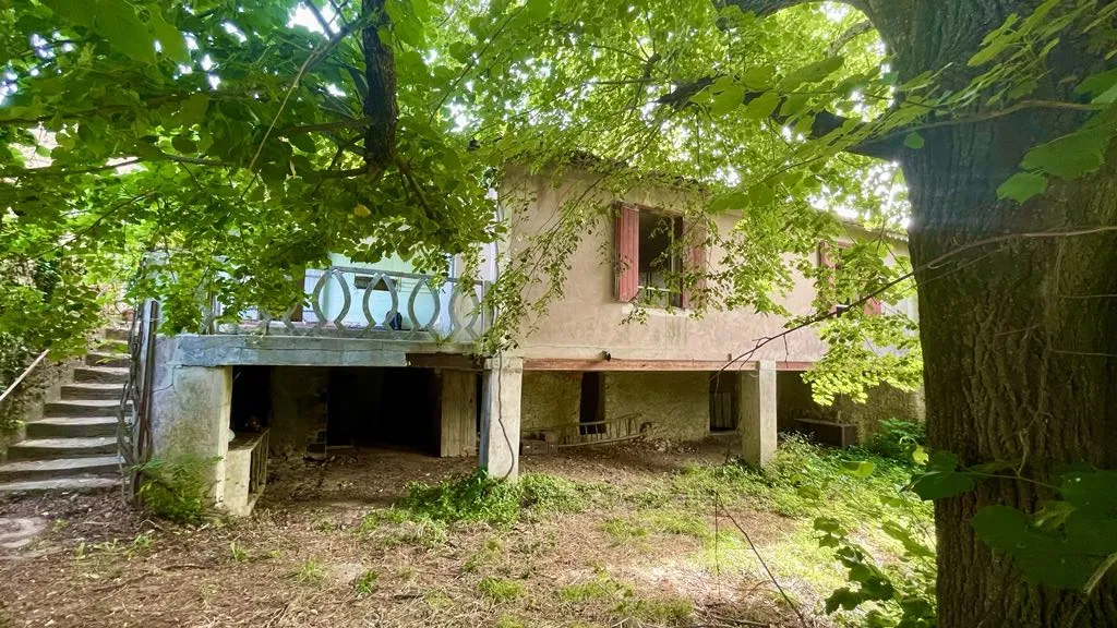 Mas de campagne à rénover à St Marcel de Careiret 