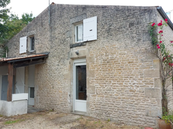 Maison de Bourg à Villiers en Plaine avec Jardin et Garages 