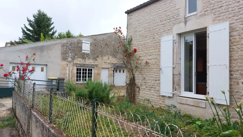 Maison de Bourg à Villiers en Plaine avec Jardin et Garages