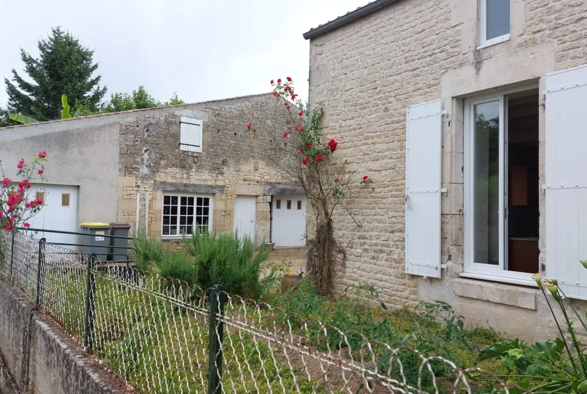 Maison de Bourg à Villiers en Plaine avec Jardin et Garages 