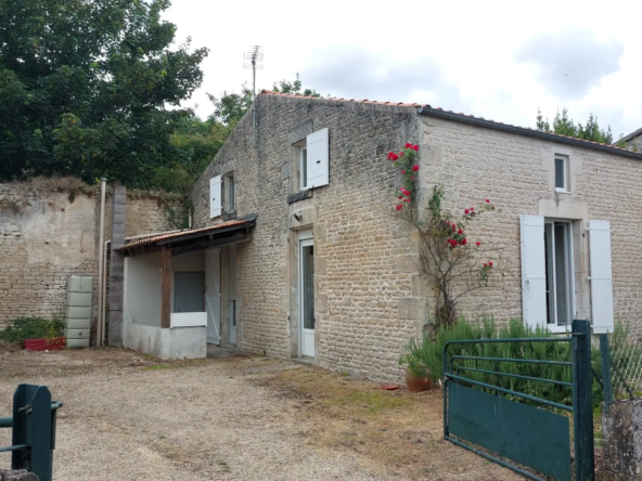 Maison de Bourg à Villiers en Plaine avec Jardin et Garages 
